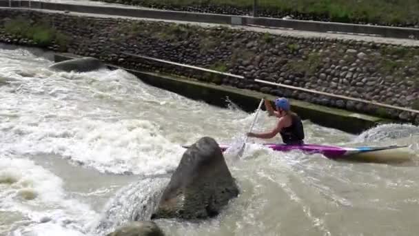 Bratislava Slovakya Ağustos 2017 Slow Motion Nehrin Yukarısındaki C1W Canoe — Stok video