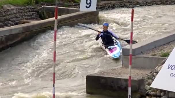 Bratislava Slowakei August 2017 Ein Kajak Kajak Slalomathlet Überquert Auf — Stockvideo