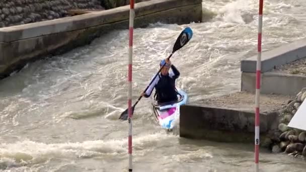 Bratislava Slowakei August 2017 Zeitlupe Ein Kajakfahrer K1W Slalom Bewegt — Stockvideo