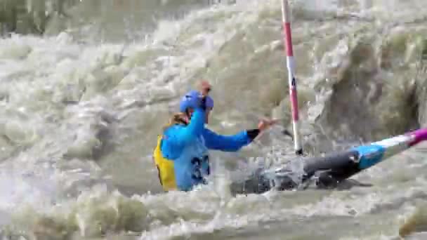 슬로바키아 브라티슬라바 슬로바키아 2017 C1W Slalom 선수의 샷뒤집기 링하지만 극단적 — 비디오