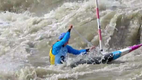 슬로바키아 브라티슬라바 슬로바키아 2017 C1W Slalom 선수의 샷뒤집기 링하지만 극단적 — 비디오