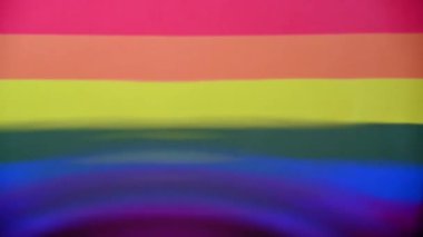 Eşcinsel Gurur Bayrağı yansıması. Alt taraftan dalgalanmalar geliyor. Soyut arkaplan kavramı