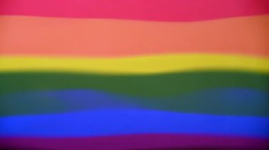Eşcinsel Gurur Bayrağı 'nın dalgalı yansıması. Soyut arkaplan kavramı