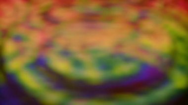 Eşcinsel Gurur Bayrağı yansıması, çoklu ve tekrarlanan su damlaları ve dalgalanmalar. Soyut arkaplan kavramı