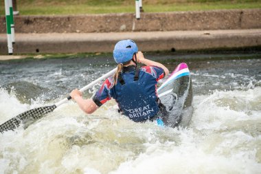 C1w sınıfı Gb Canoe Slalom Sporcusu beyaz su hareketinde kameradan uzaklaşıyor