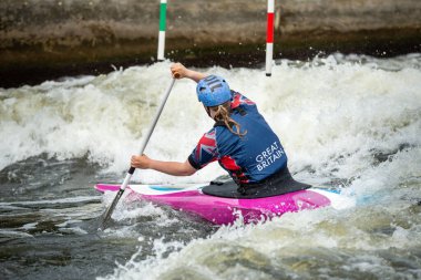 Gb Kano Slalom Sporcusu Kadınlar C1w sınıfında beyaz suyu geçiyor