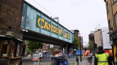 Londra - 30 Eylül 2019: Camden Market girişindeki ikon köprüsünün zaman aşımına uğraması trafik geçtikçe ve müşteriler geçerken