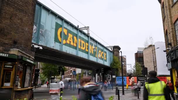 ลอนดอน นยายน 2019 หมดเวลาของสะพานไอคอนท ทางเข าตลาด Camden อการจราจรผ านด านล — วีดีโอสต็อก