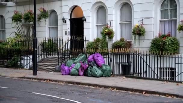 London Szeptember 2019 Zoom Out Pile Full Bin Bags Pavement — Stock videók