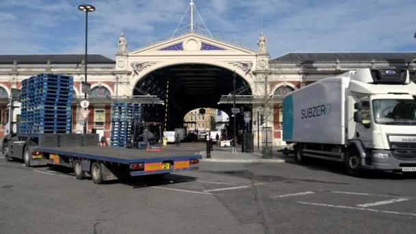 London September 2019 Forklift Truck Loading Wooden Pallets Back Lorry — Stockvideo