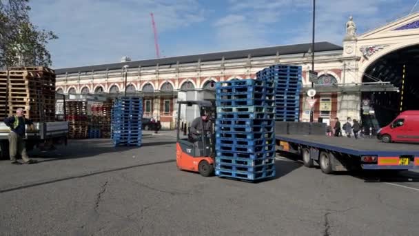 London September 2019 Forklift Truck Carrying Wooden Pallets Back Lorry — 图库视频影像
