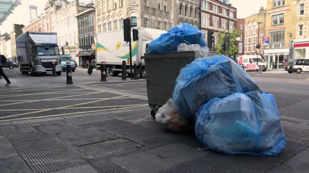 London September 2019 Large Overflowing Wheeled Trash Can Big Blue — 图库视频影像