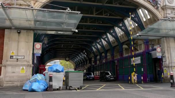 Londres Setembro 2019 Duas Grandes Latas Lixo Com Rodas Transbordando — Vídeo de Stock