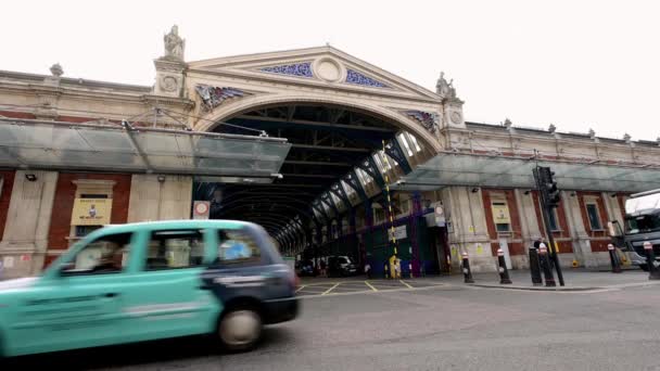 London September 2019 Wide Shot Archway Entrance Smithfield Market Overflowing — 图库视频影像