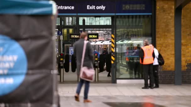 Londres Marzo 2020 Entrada Muy Tranquila Plataforma Ferroviaria Estación Tren — Vídeos de Stock