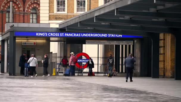 ロンドン 2020年3月19日 キングス クロス セント パンクラス地下駅への静かな入り口広場の向かい側から人々が出入りしているのが見えます — ストック動画
