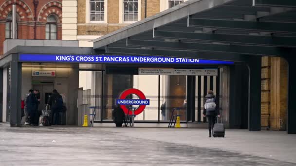 Лондон Марта 2020 Почти Пустая Зона Входа Станцию Метро King — стоковое видео
