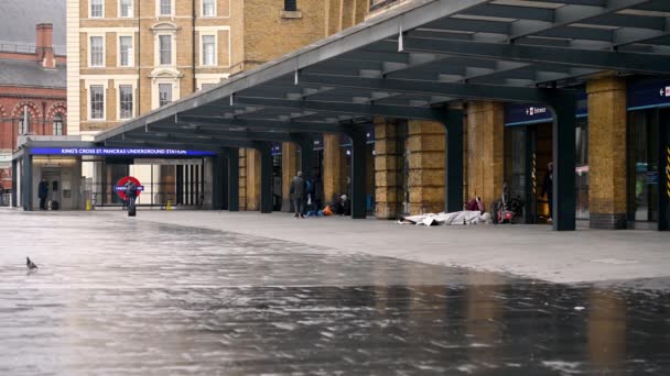 Londen Maart 2020 Een Aantal Daklozen Een Twee Forenzen Buiten — Stockvideo