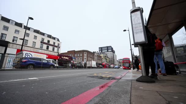 2020年3月19日 当公共汽车到达国王十字火车站外的尤斯顿路 Euston Road 一个巴士站 乘客上车时 拐角地面拍摄 公共汽车随后驶离交通阻塞处 — 图库视频影像