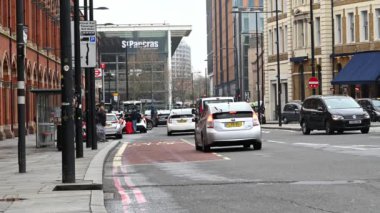 19 Mart 2020, Pancras Yolu üzerindeki trafik St. Pancras Uluslararası İstasyonu ile King 's Cross Tren İstasyonu arasında. Sığ odaklı, uzun telefon görüşlü..