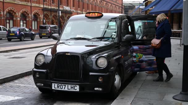 Londra Marzo 2020 Close Scatto Una Coppia Che Sale Taxi — Video Stock