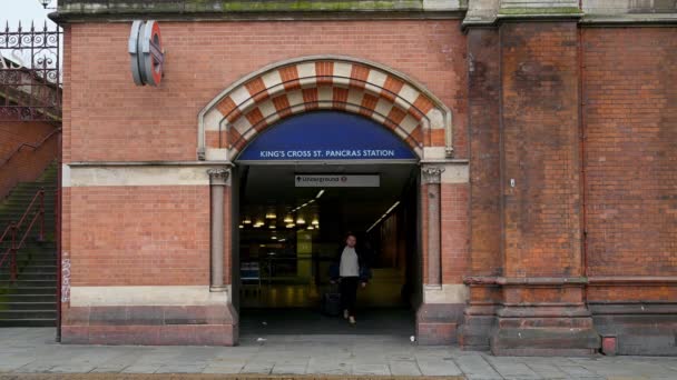 London March 2020 Man Exiting Deserted King Cross Pancras Station — Stock Video