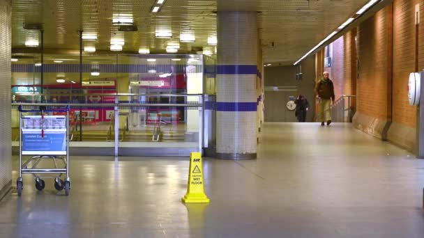 Londres Marzo 2020 Una Vista Casi Desierta Zona Boletos Estación — Vídeo de stock