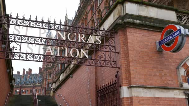 March 2020 Pancras Station Sign 지하철 표지판 배경에 Pancras Renaissance — 비디오