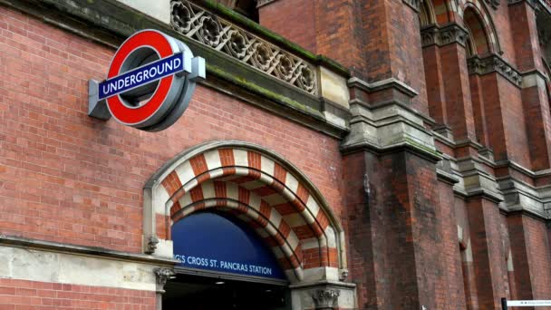Londres Marzo 2020 Señal Del Metro Londres Sobre Entrada King — Vídeo de stock