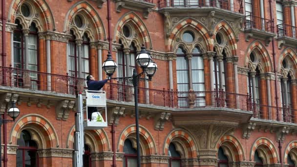 Londres Mars 2020 Travailleur Sur Une Plate Forme Élévatrice Perçant — Video