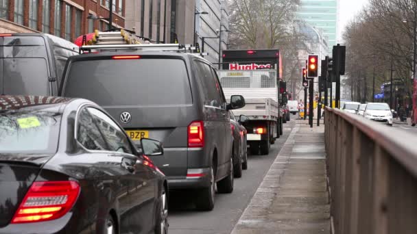 2020年3月19日 当红色红绿灯在尤斯顿路转为绿色时 繁忙的高峰时间交通开始消失 — 图库视频影像