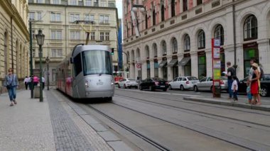 20 Temmuz 2019 'da Prag' da gümüş ve kırmızı bir tramvay geçiyordu.