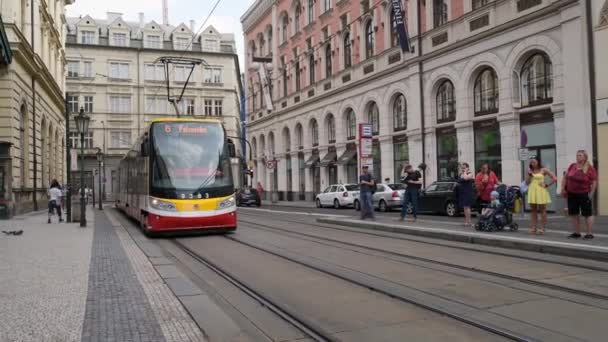 Prag Juli 2019 Modern Spårvagn Passerar Spårvagnshållplats Prag — Stockvideo