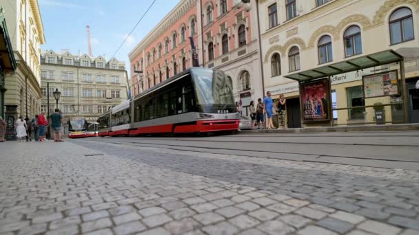 Prag Juli 2019 Niederer Engel Ebenerdig Neben Der Straßenbahn Einer — Stockvideo