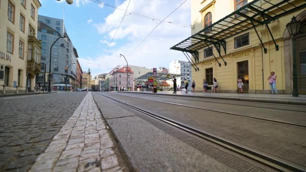 Prag Juli 2019 Low Angle Ebenerdig Neben Straßenbahnlinien Auf Einer — Stockvideo