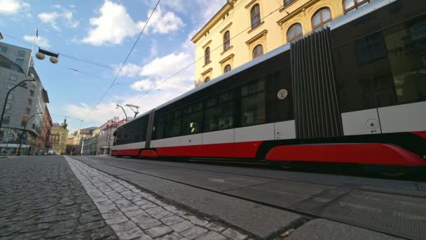 Praga Lipiec 2019 Low Angle Rzut Parteru Jako Tramwaj Odjeżdża — Wideo stockowe