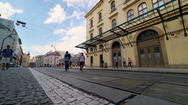 布拉格 2019年7月20日 两名男子穿过布拉格一条安静的鹅卵石街道 在电车到达车站之前 地面上的低角度射击 — 图库视频影像