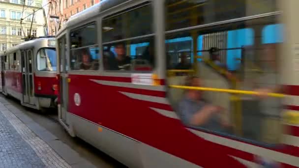 プラハ 2019年7月20日 プラハのトラムの駅に古いトラムが到着し 乗客が乗り降りします — ストック動画
