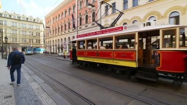 プラハ 2019年7月20日 博物館トラム240は ハブリコヴァのプラハ マサリク駅の外にトラム停留所を通過します — ストック動画