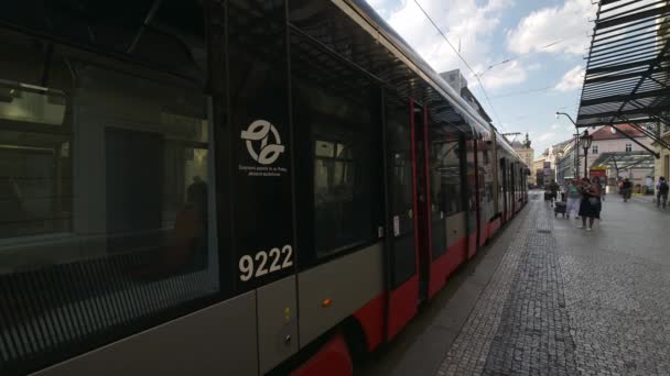 プラハ 2019年7月20日 プラハの路面電車がドアの近くにあり 路面電車の駅を出る — ストック動画