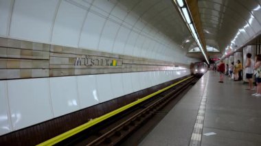 20 Temmuz 2019 'da Prag Metro' daki Mustek İstasyonu 'ndaki Little Bridge' e bir tren geldi. Kapılar açılıyor ve yolcular inip çıkıyorlar..