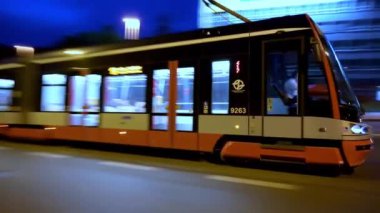 20 Temmuz 2019 'da Prag' daki bir tepeden gece boyunca inen bir tramvayda nefes nefese. Arka planda elektrikli scooter kullanan bir kişi görülüyor..