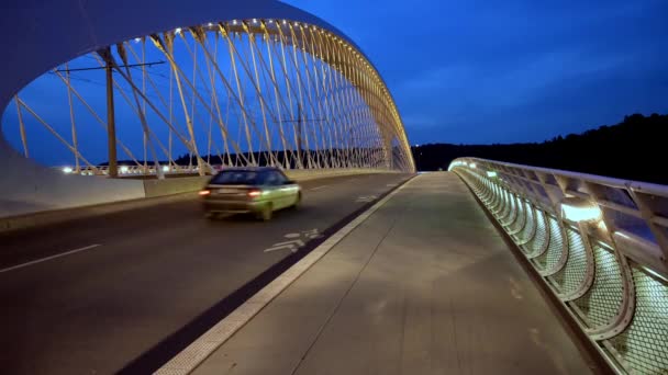 布拉格 2019年7月20日 一辆汽车在夜晚穿过布拉格的特罗加桥 在当地被称为Trojsky Most — 图库视频影像