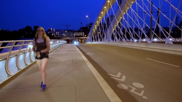 Prague Juillet 2019 Une Femme Blonde Traverse Pont Troja Prague — Video