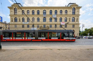 20 Temmuz 2019 'da Prag' daki Sanat, Mimarlık ve Tasarım Akademisi 'nden bir tramvay geçti. Binanın yan tarafında iklim değişikliği protesto pankartları asılı.