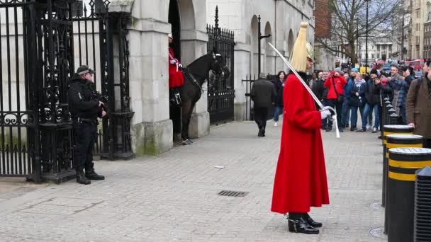 Londres Febrero 2020 Soldado Caballería Doméstica Guardia Con Espada Entrada — Vídeo de stock