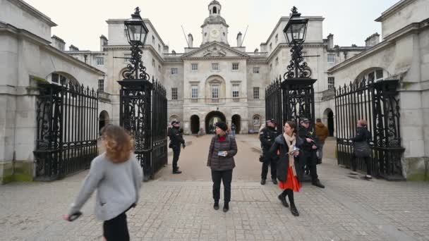 Londýn February 2020 Wide Shot Ozbrojená Policie Hlídá Vchodu Průvodu — Stock video