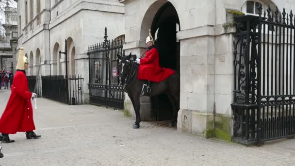 ロンドン 2020年2月3日 2020年2月3日 伝統的な赤の制服を身にまとい 剣を手にした騎兵隊が 馬警備隊パレードの入り口で騎馬兵士に向かって行進する — ストック動画