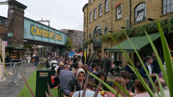 Londres Setembro 2019 Restaurantes Livre Mercado Camden Com Famoso Sinal — Vídeo de Stock