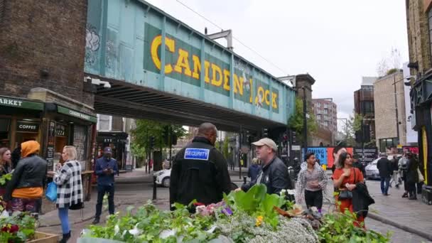 ลอนดอน นยายน 2019 ยามร กษาความปลอดภ บชายคนหน ทางเข าตลาด Camden ดจากป — วีดีโอสต็อก